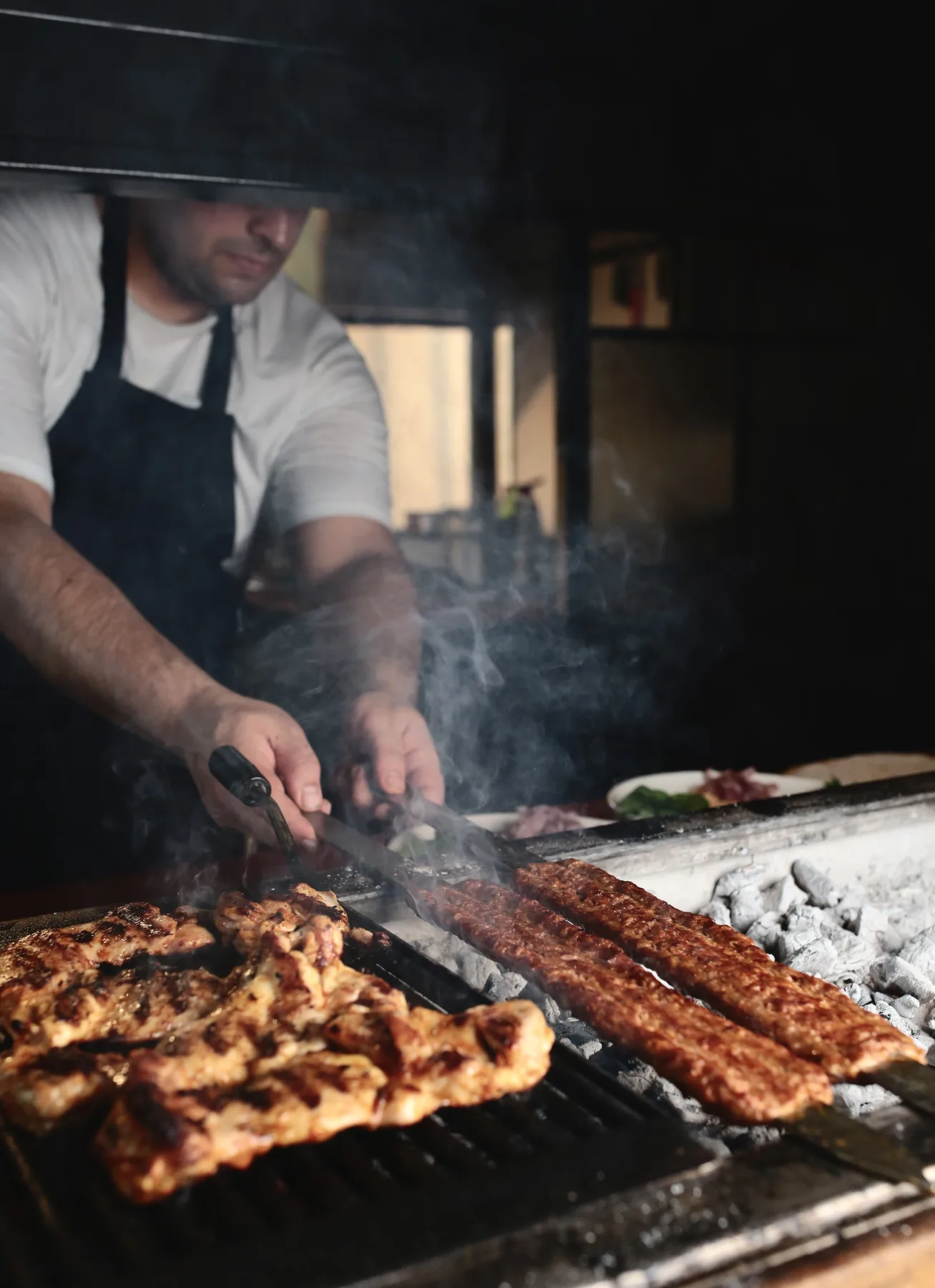 M'EAT PORT ustası meşe kömürü ocağında kebap pişiriyor
