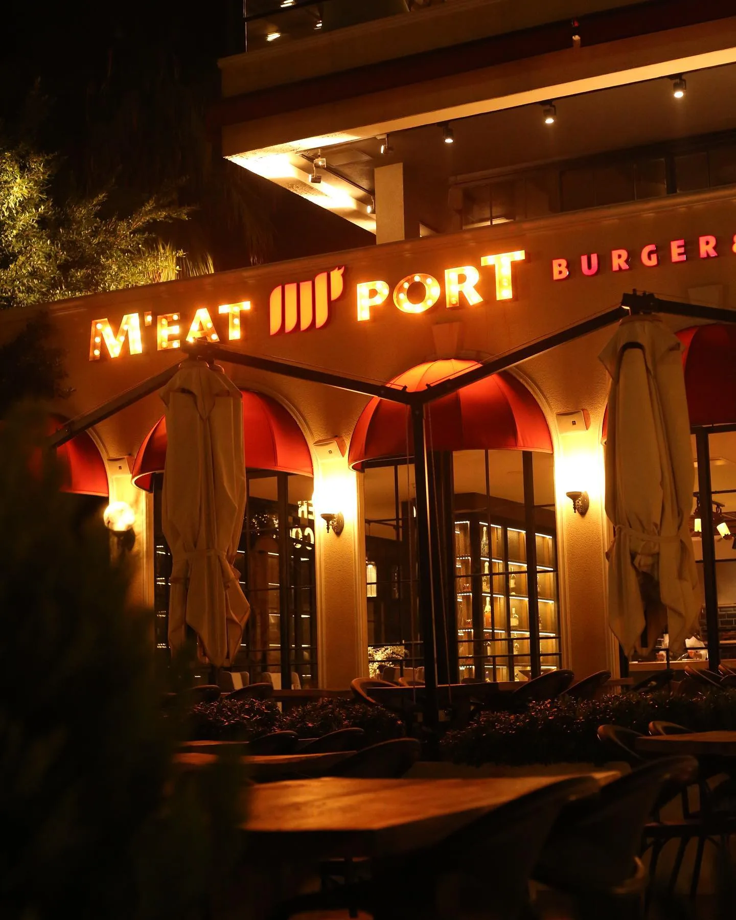 M'EAT PORT gece atmosferi